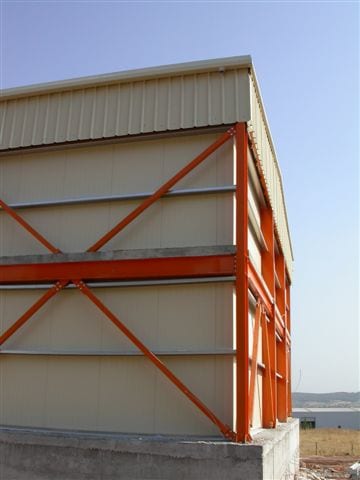 Γωνία της αποθήκης τροφίμων στον Αυλώνα με χαλύβδινο σκελετό και χιαστί συνδέσμους