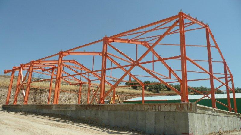 Χαλύβδινος σκελετός του σφαγείου κονίκλων στη Θήβα πάνω σε βάση σκυροδέματος