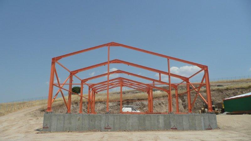 Αποπεράτωση χαλύβδινου σκελετού του σφαγείου κονίκλων στη Θήβα, πρόσοψη με χιαστί