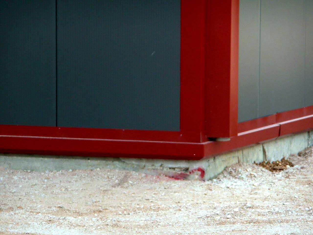 Λεπτομέρεια βάσης πλαγιοκάλυψης από πάνελ σε μεταλλικό αποθηκευτικό στην Άρτα