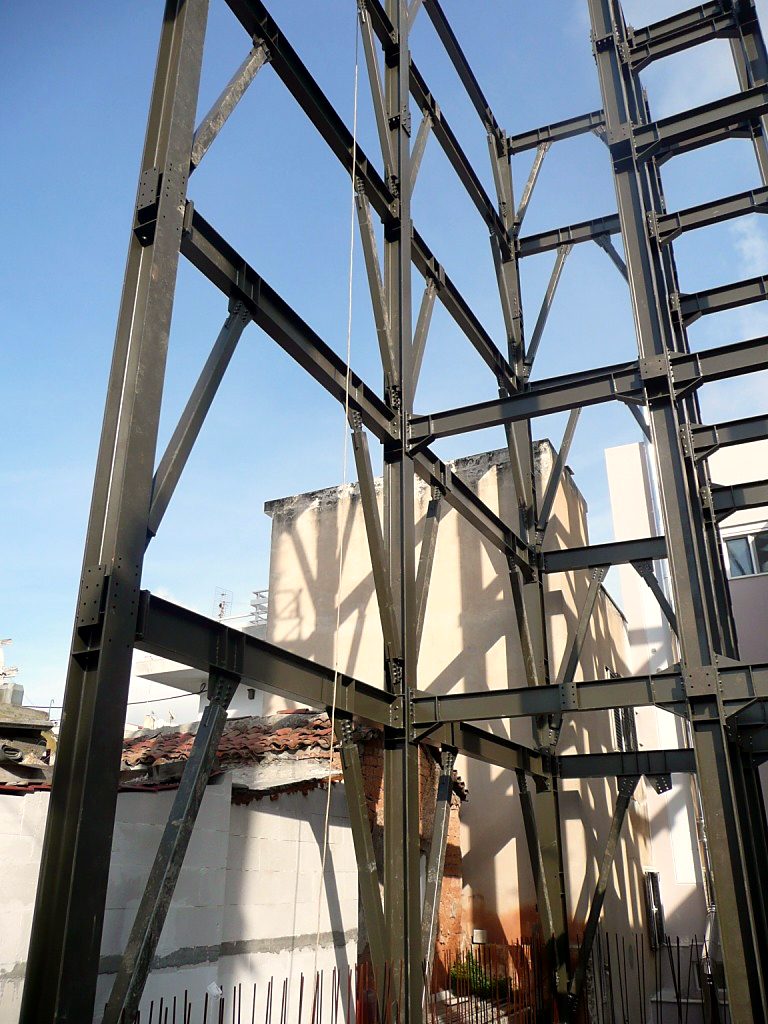 Χαλύβδινος σκελετός πολυώροφου κτιρίου γραφείων με διαγώνιους συνδέσμους στη Νέα Ερυθραία Αττικής