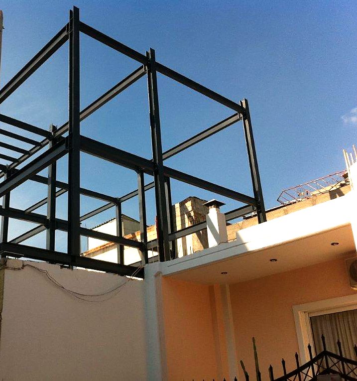 Διώροφος χαλύβδινος σκελετός πανωσηκώματος πάνω σε υφιστάμενη ισόγεια κατοικία στο Δάσος Χαϊδαρίου
