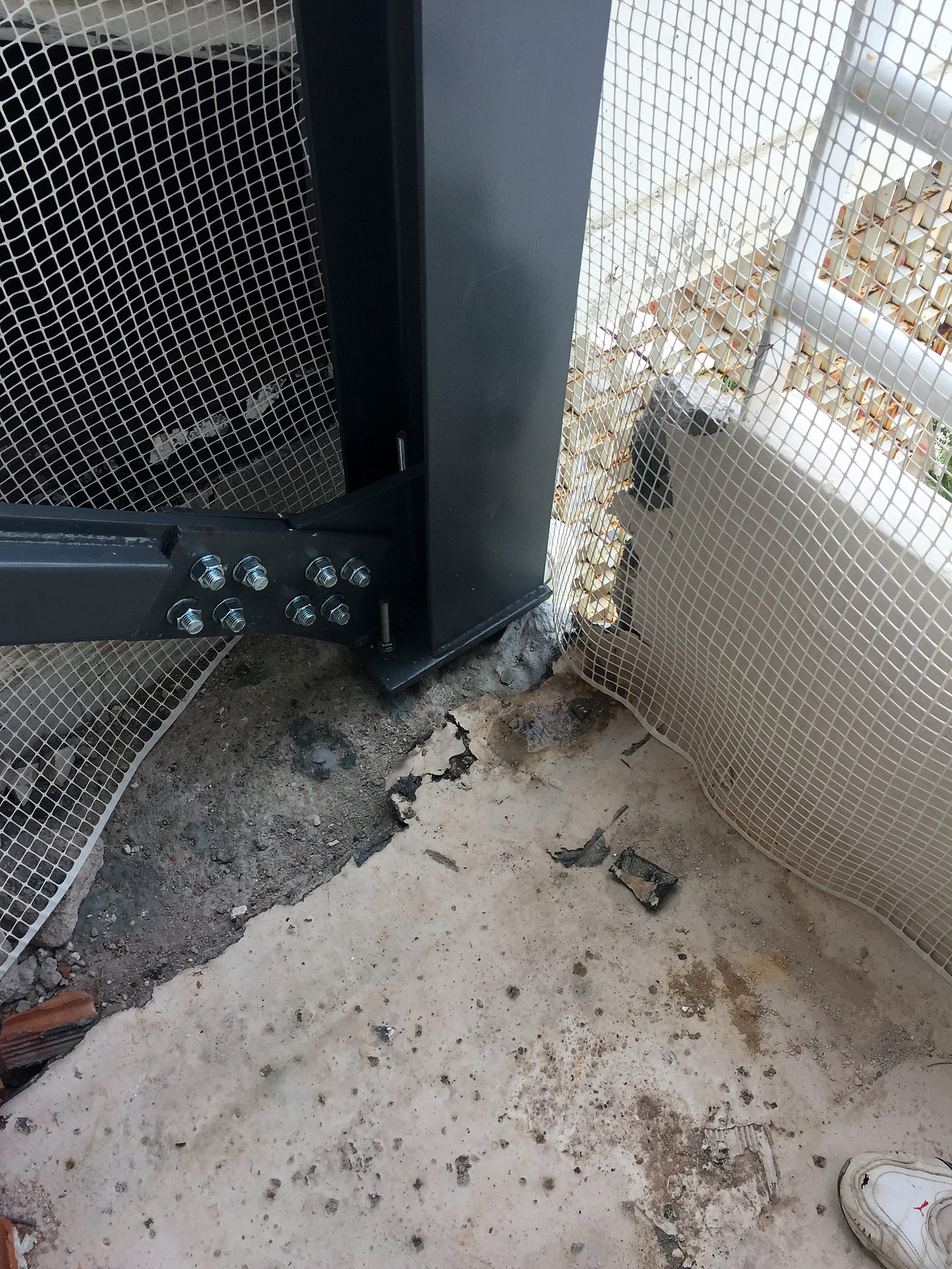Κοχλιωτή βάση χαλύβδινου υποστυλώματος σε πανωσήκωμα κατοικίας στον Άλιμο Αττικής