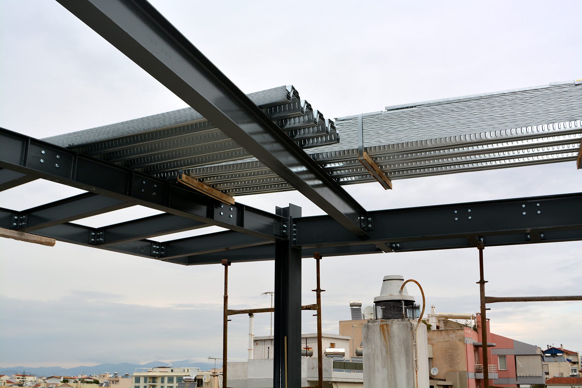 Χαλύβδινες δοκοί και χαλυβδόφυλλο σύμμεικτης πλάκας σε πανωσήκωμα στον Άλιμο Αττικής