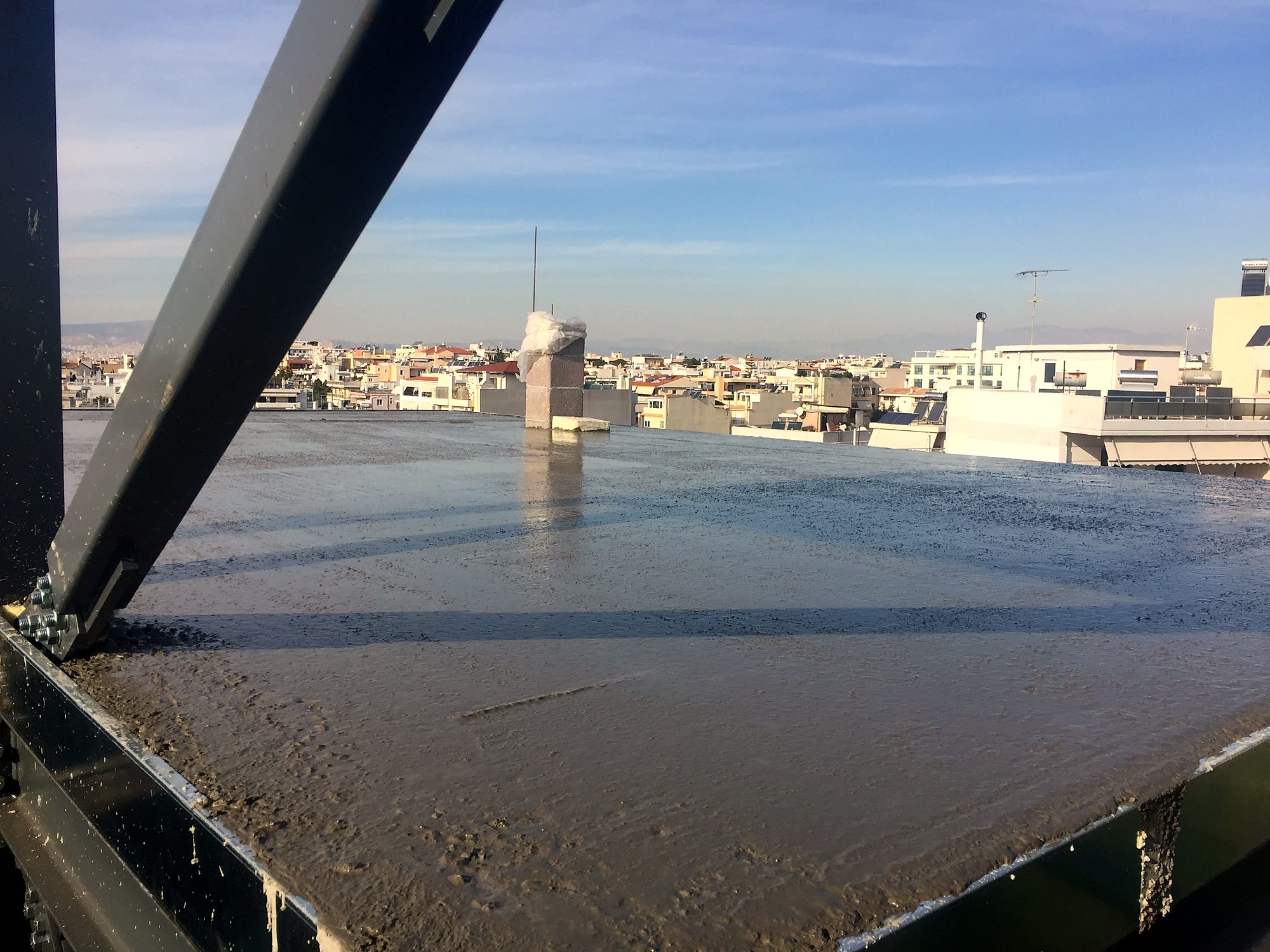 Σκυροδετημένη σύμμεικτη πλάκα σε χαλύβδινο πανωσήκωμα κατοικίας στον Άλιμο Αττικής