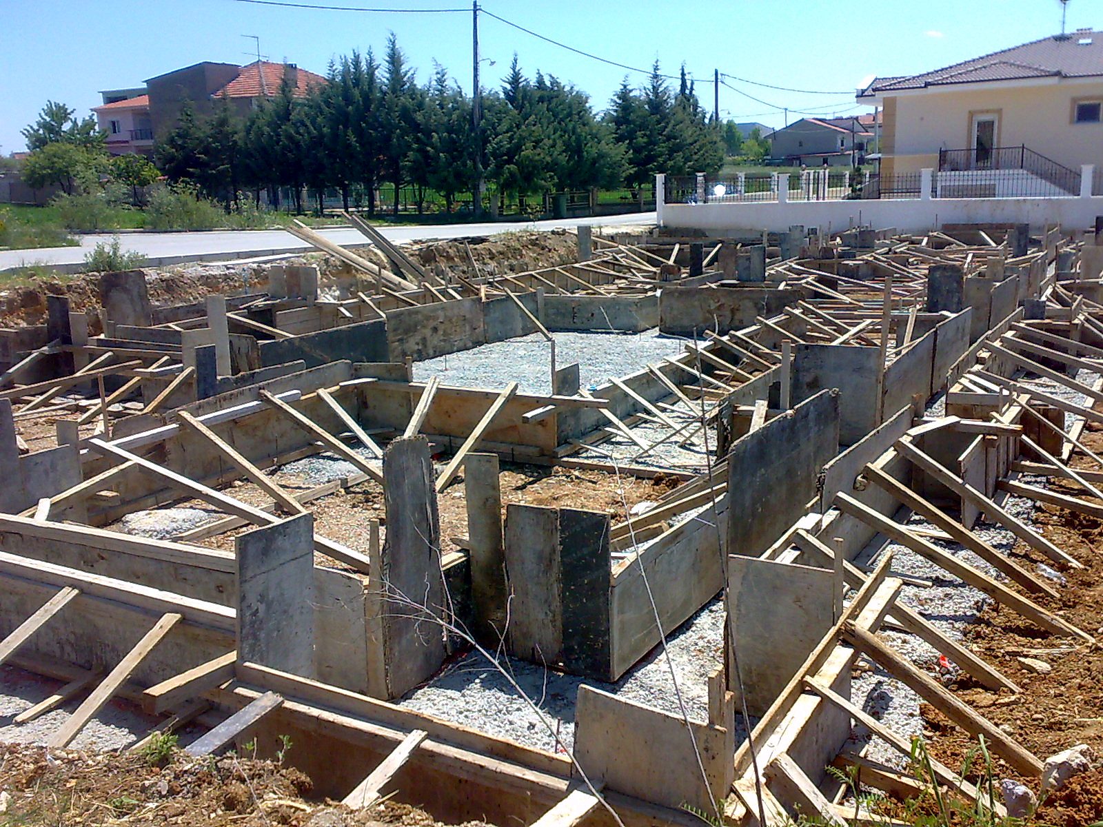Καλούπια και οπλισμός πεδιλοδοκών θεμελίωσης εμπορικού καταστήματος στο Άργος Ορεστικό Καστοριάς