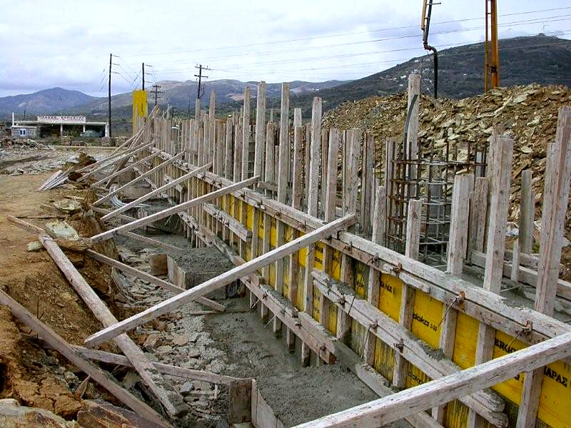 Ξυλότυποι και αντιστηρίξεις τοιχείων θεμελίωσης πριν τη σκυροδέτηση, μεταλλικό κτίριο στην Κάρυστο Ευβοίας