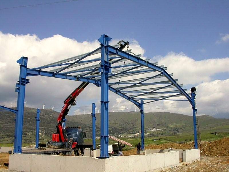 Τοποθέτηση δικτυωτών ζευκτών στέγης πάνω σε χαλύβδινα υποστυλώματα, ανέγερση σκελετού στην Κάρυστο Ευβοίας