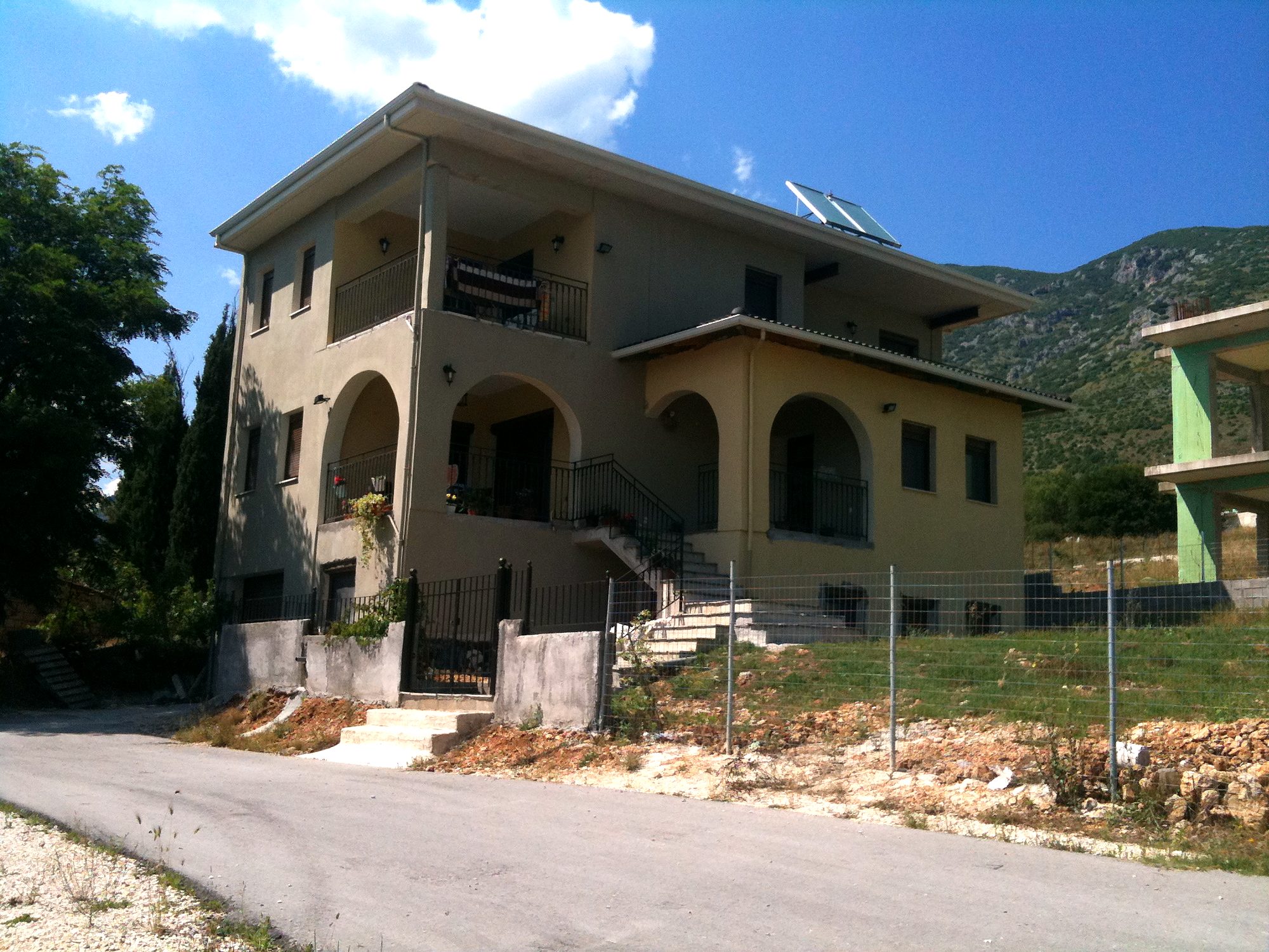 Τελική όψη μεζονέτας με μεταλλικό σκελετό στην Κρύα Ιωαννίνων