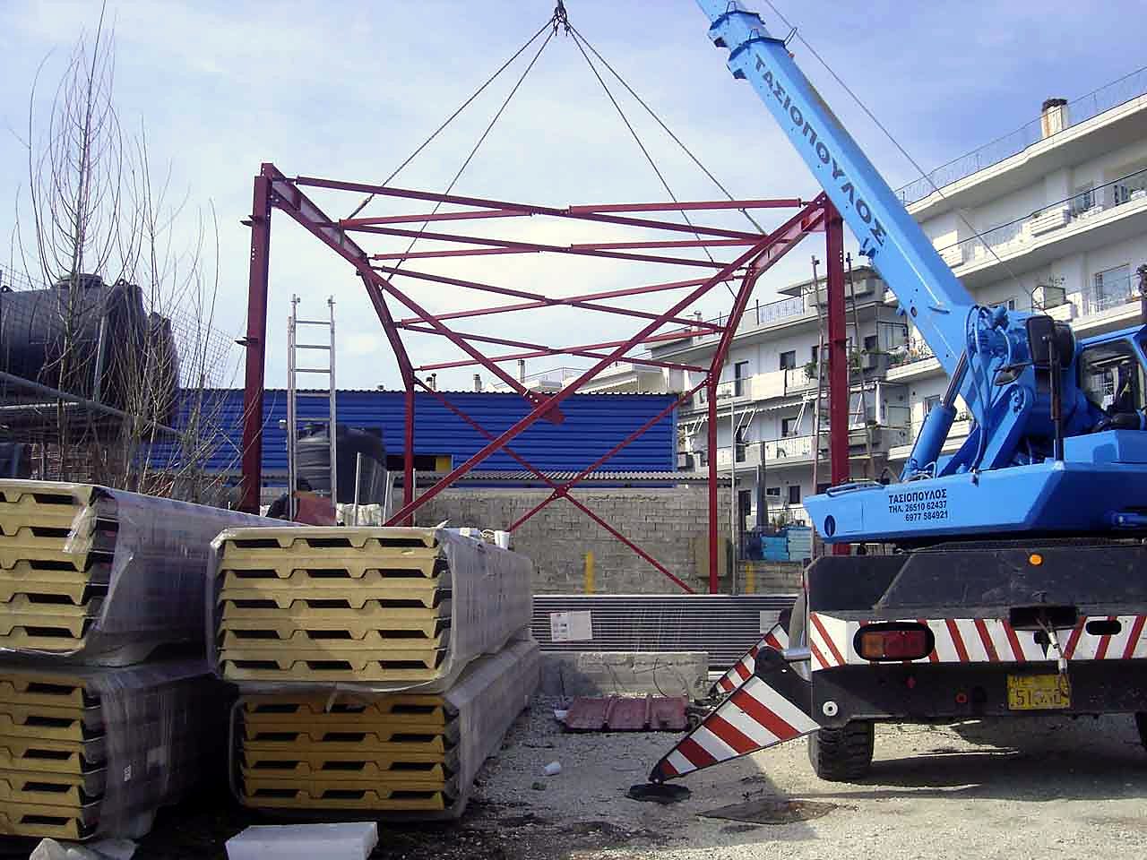 Ανύψωση χαλύβδινου πλαισίου με γερανό, με πάνελ πολυουρεθάνης στο εργοτάξιο, αποθήκη στα Ιωάννινα