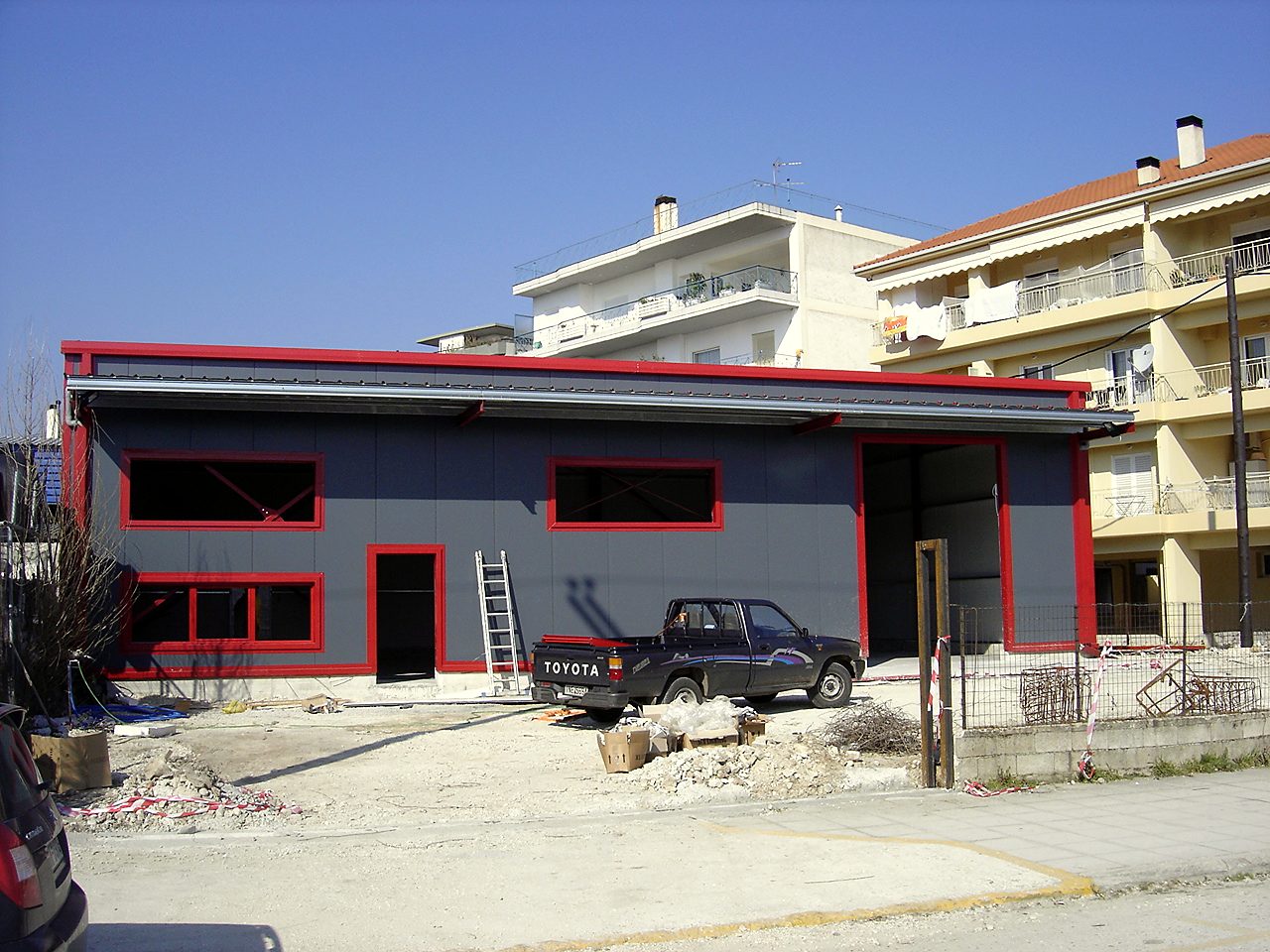 Κύρια όψη ολοκληρωμένης μεταλλικής αποθήκης εμπορίου ελαιολάδου με πάνελ πλαγιοκάλυψης, Ιωάννινα
