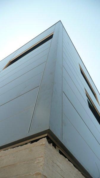 Φάση πλαγιοκάλυψης, Βιοτεχνικό κτίριο στον κάμπο της Ελεούσας Δήμου Ζίτσας