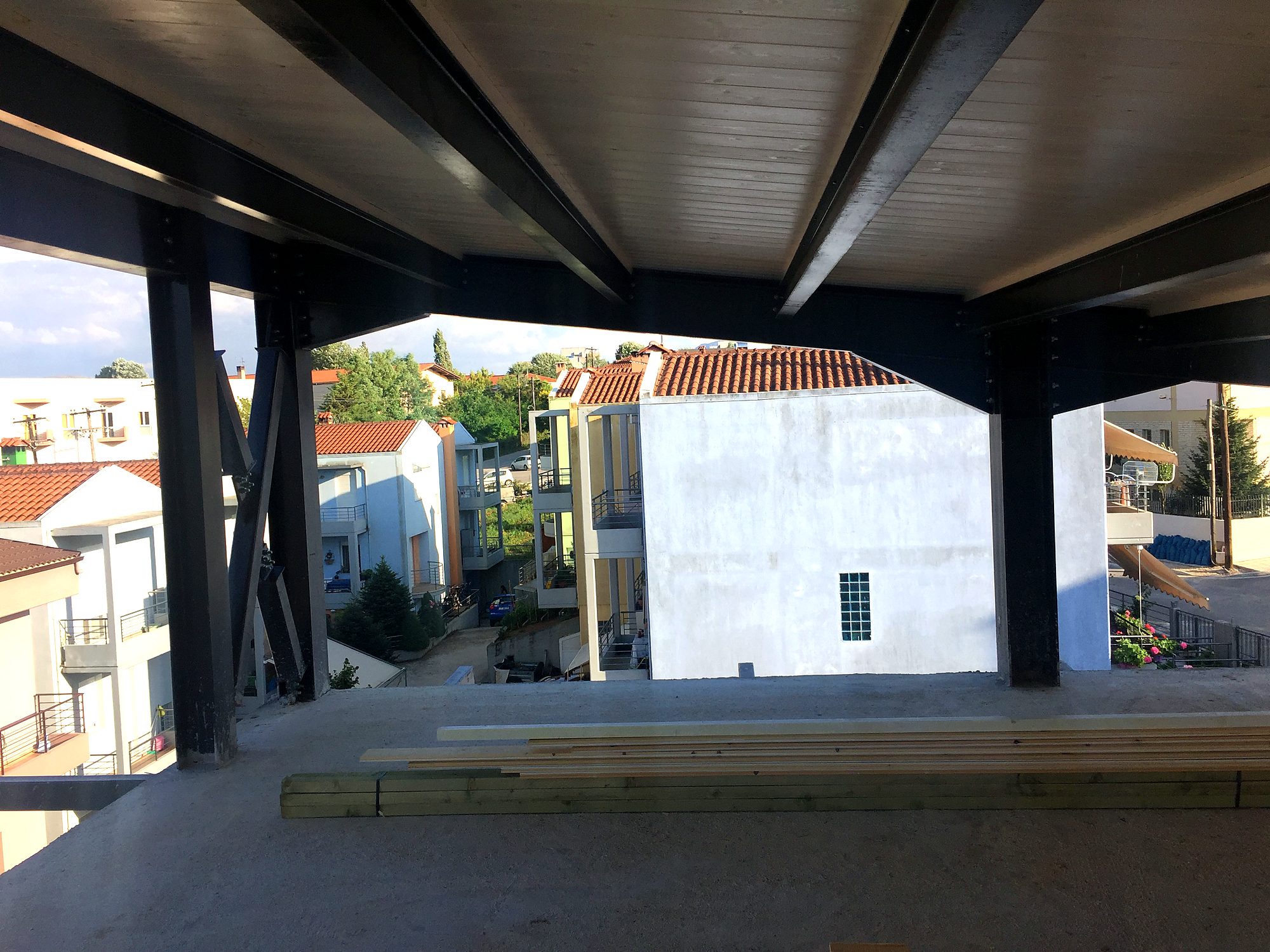 Κάτω όψη σύμμεικτης πλάκας με χαλύβδινες δοκούς στην pilotis κατοικίας στο Νεοχωρόπουλο Ιωαννίνων