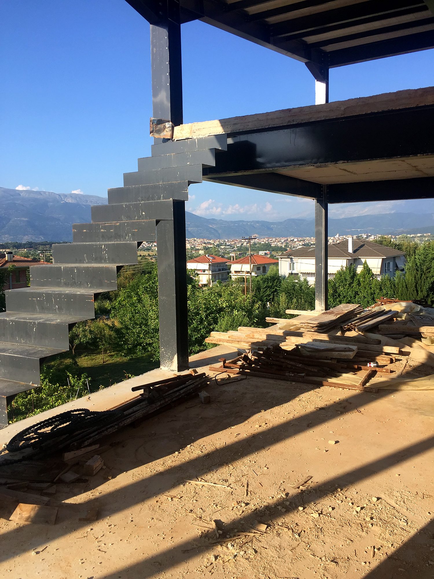 Χαλύβδινη σκάλα και δοκοί σύμμεικτης πλάκας στην pilotis κατοικίας με χαλύβδινο σκελετό, Νεοχωρόπουλο Ιωαννίνων