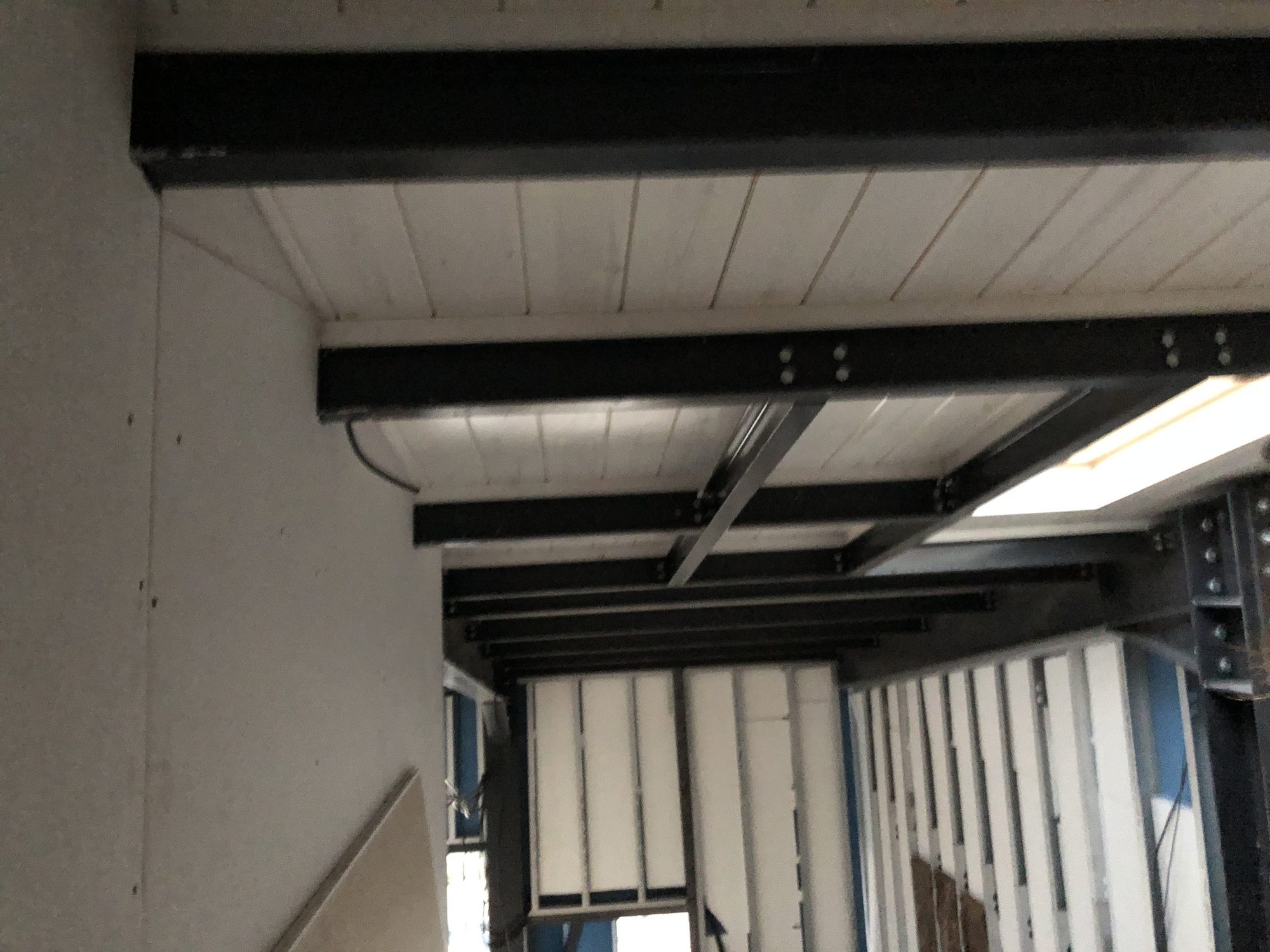 Η εμφανής στέγη, Κατοικία με υπόγειο, pilotis και σοφίτα στο Νεοχωρόπουλο Ιωαννίνων