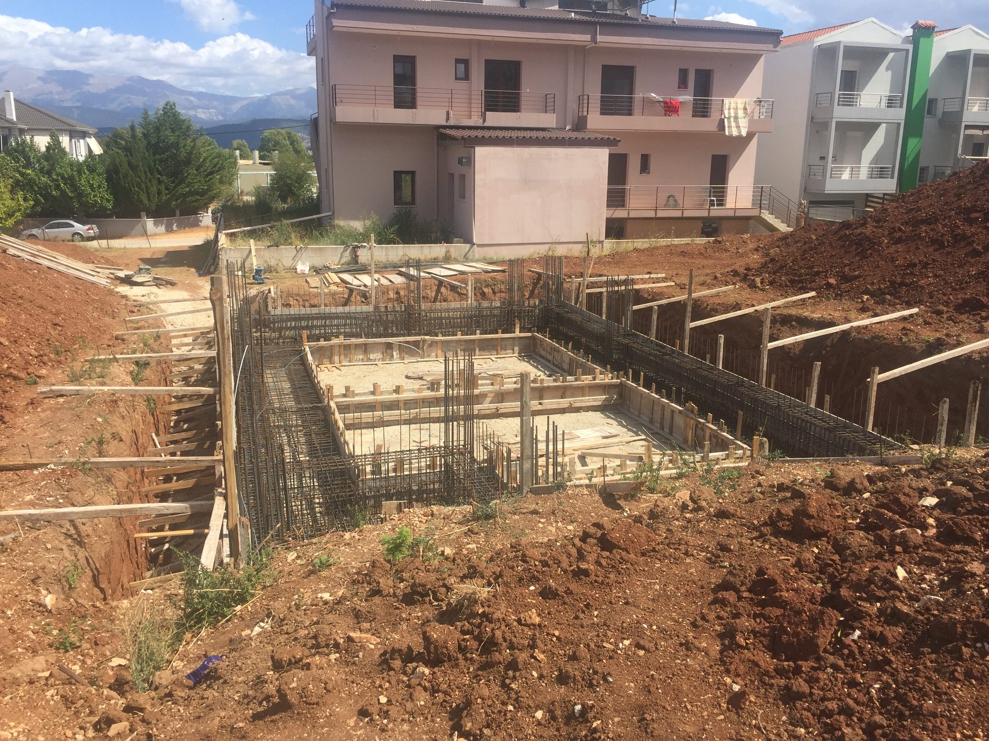 Φάση θεμελιώσεων, Κατοικία με υπόγειο, pilotis και σοφίτα στο Νεοχωρόπουλο Ιωαννίνων