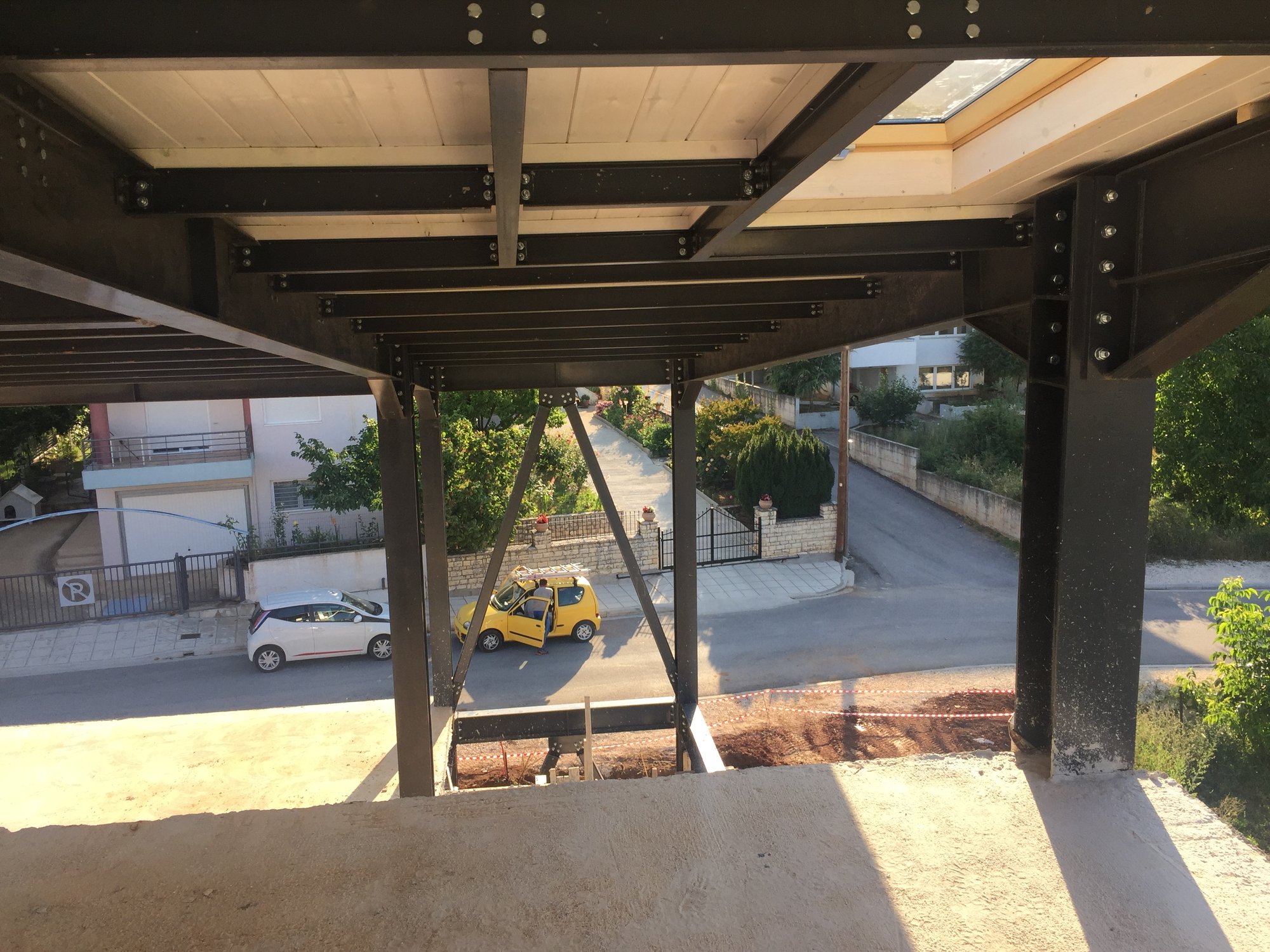 Κοχλιωτές συνδέσεις δοκών και υποστυλωμάτων κάτω από την πλάκα, Κατοικία με υπόγειο, pilotis και σοφίτα στο Νεοχωρόπουλο |