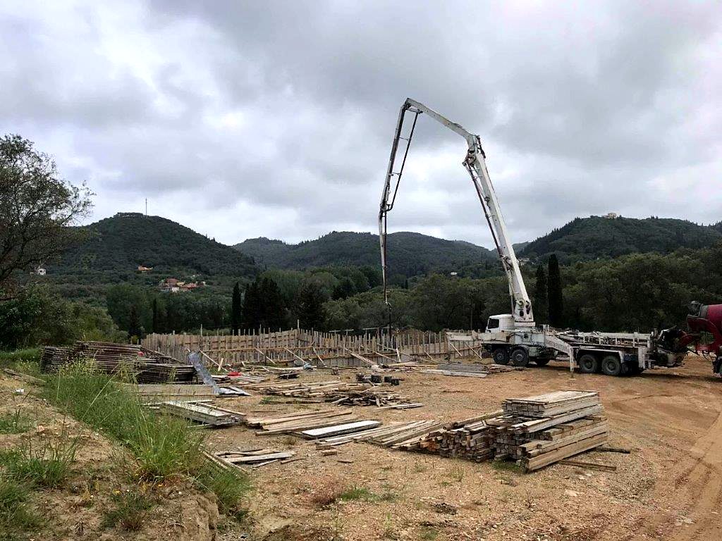 Σκυροδέτηση θεμελίωσης με αντλία σε εργοτάξιο κτιρίου αποθηκών στον Αρίλλα Κέρκυρας