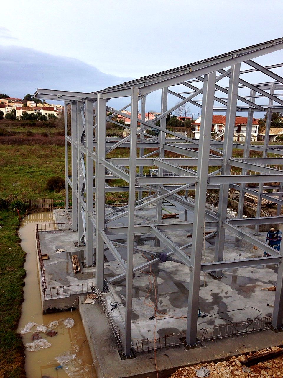 Τριώροφος χαλύβδινος σκελετός ξενοδοχειακού κτιρίου με συνδέσμους δυσκαμψίας στο Σιδάρι Κέρκυρας
