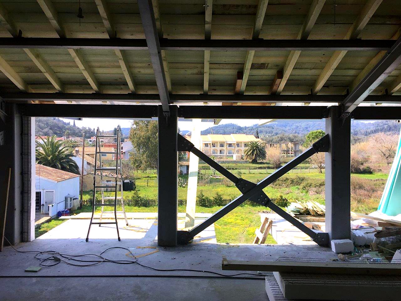 Χιαστί χαλύβδινος σύνδεσμος δυσκαμψίας και ξύλινη οροφή στον τελευταίο όροφο ξενοδοχείου στο Σιδάρι Κέρκυρας