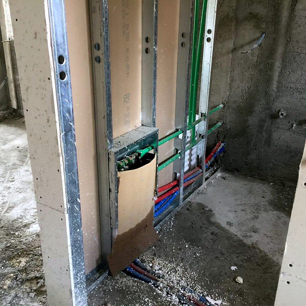 Μεταλλικός σκελετός τοίχου ξηράς δόμησης με υδραυλικές σωληνώσεις σε ξενοδοχείο στο Σιδάρι Κέρκυρας