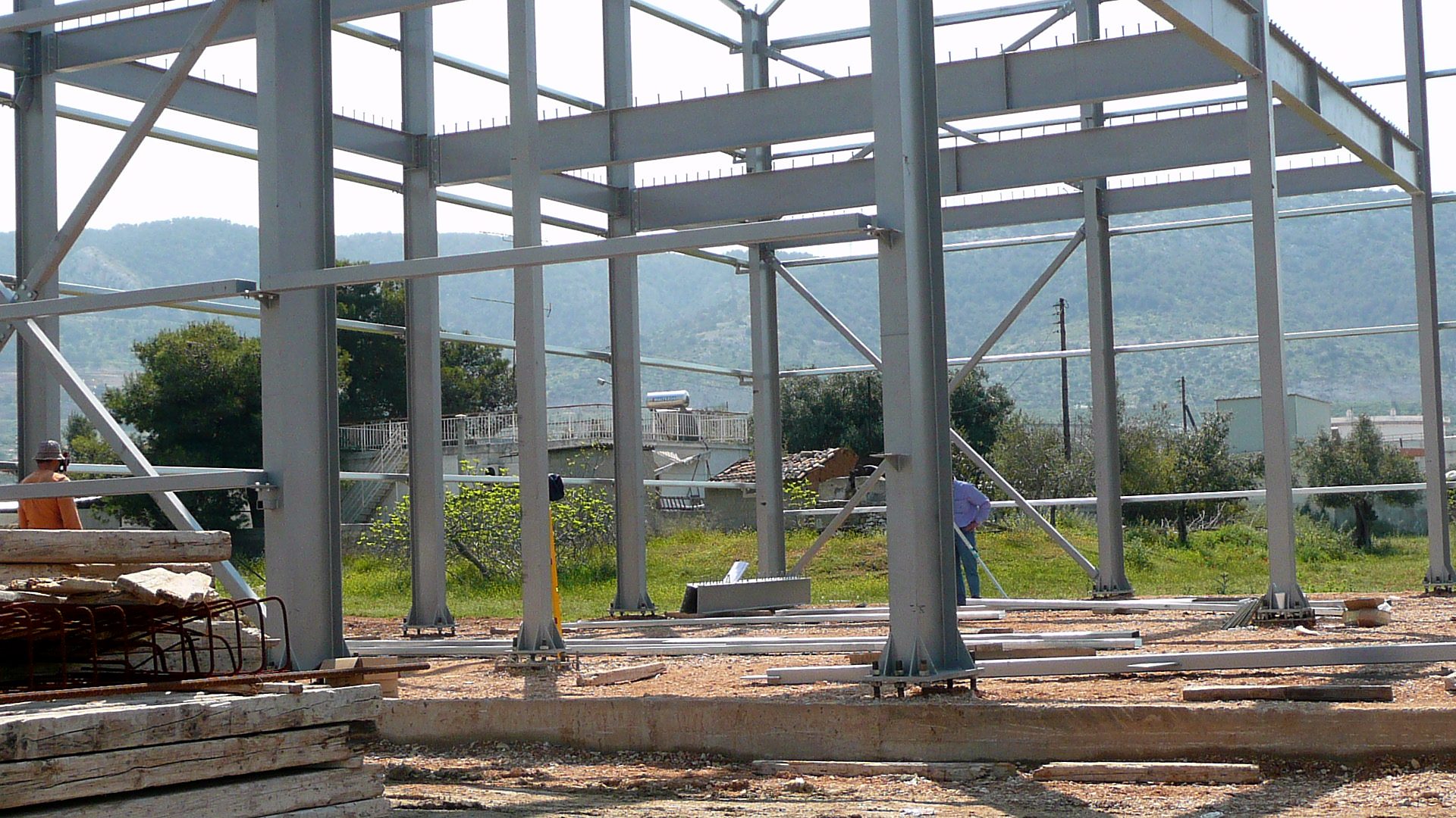Βάσεις χαλύβδινων υποστυλωμάτων στη στάθμη θεμελίωσης διώροφου βιοτεχνικού κτιρίου στον Ασπρόπυργο Αττικής