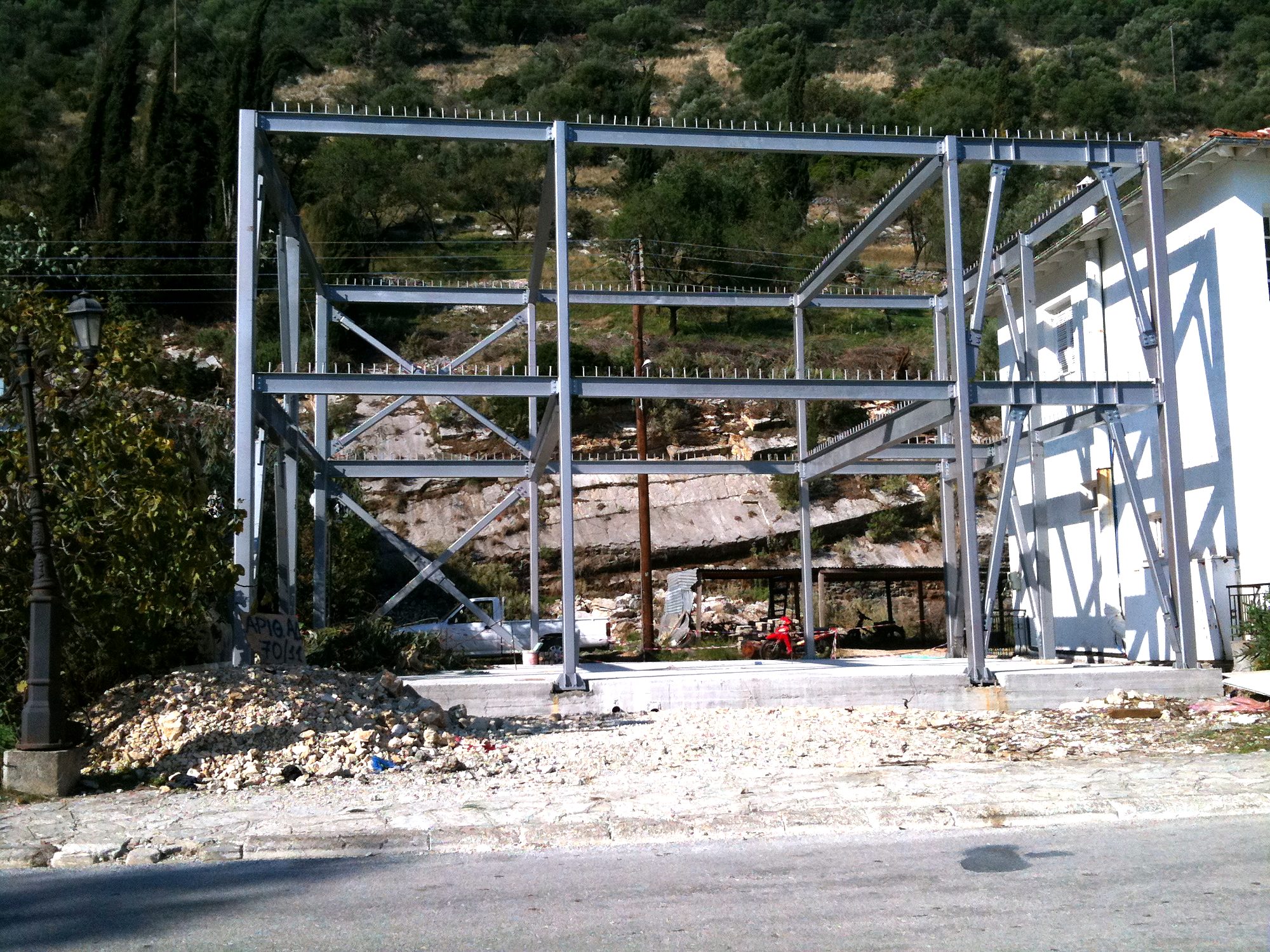 Διώροφος χαλύβδινος σκελετός με διαγώνιους συνδέσμους δυσκαμψίας για βιοτεχνία άρτου στο Βλυχό Λευκάδας