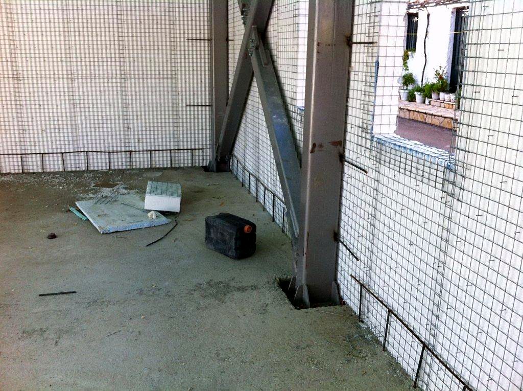 Χαλύβδινο υποστύλωμα και διαγώνιος σύνδεσμος μέσα σε τοιχοποιία με μεταλλικό πλέγμα, Βλυχό Λευκάδας
