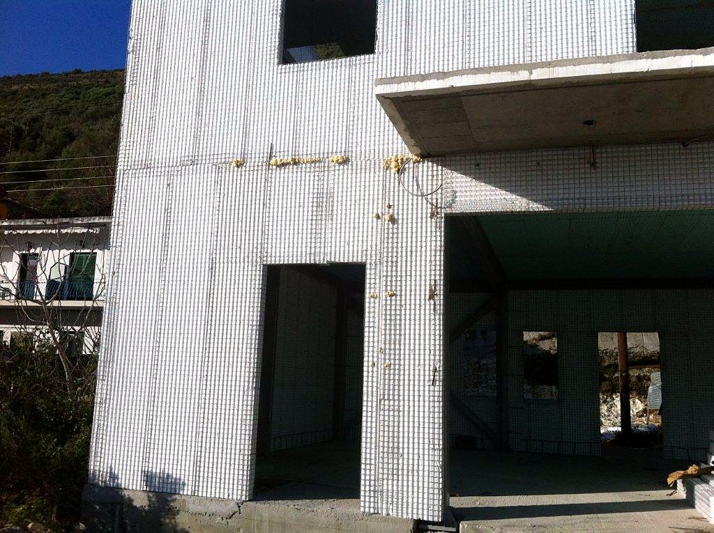 Εξωτερικές τοιχοποιίες με μεταλλικό πλέγμα πριν το επίχρισμα, βιοτεχνία και κατάστημα άρτου στο Βλυχό Λευκάδας