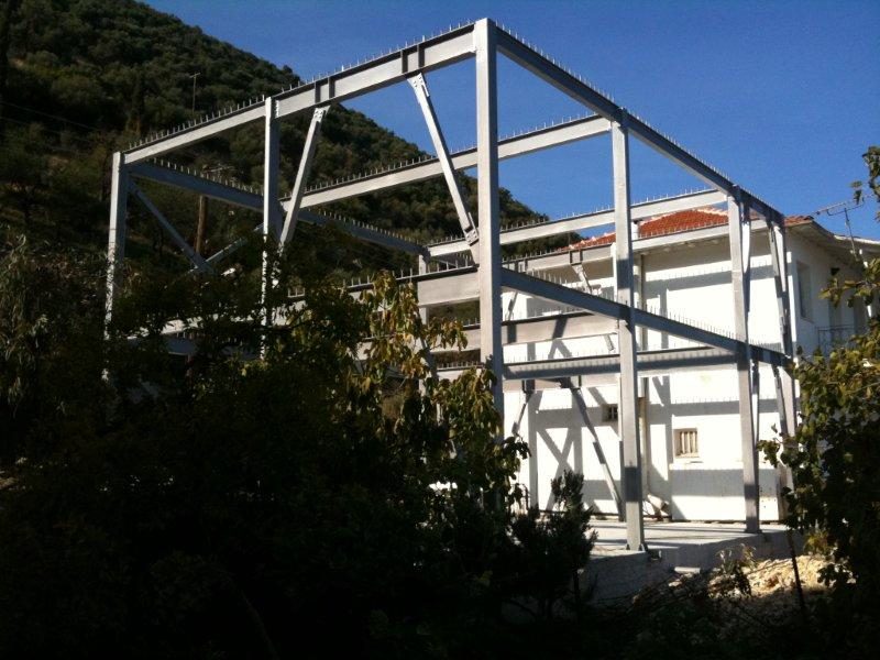 Αποπερατωμένος σκελετός, Βιοτεχνία και κατάστημα άρτου στο Βλυχό Λευκάδος. Παπαδόπουλος Χαρίλαος