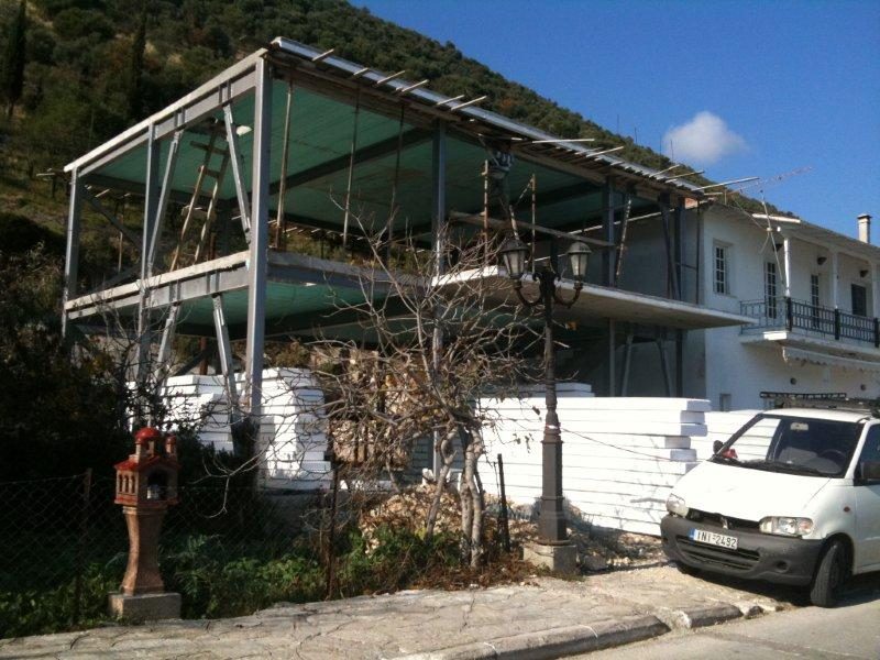Αποπερατωμένος σκελετός με τις πλάκες ορόφων, Βιοτεχνία και κατάστημα άρτου στο Βλυχό Λευκάδος. Παπαδόπουλος Χαρίλαος