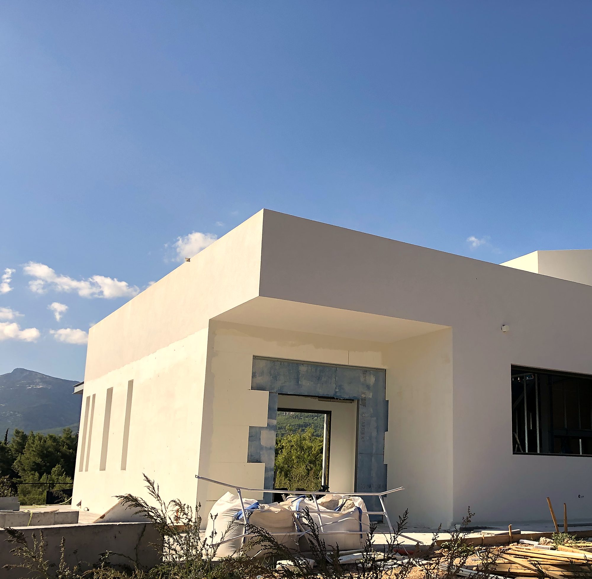 Μεταλλική μεζονέτα με επιχρισμένες όψεις μετά την ολοκλήρωση του κελύφους στη Βαρυμπόμπη Αττικής