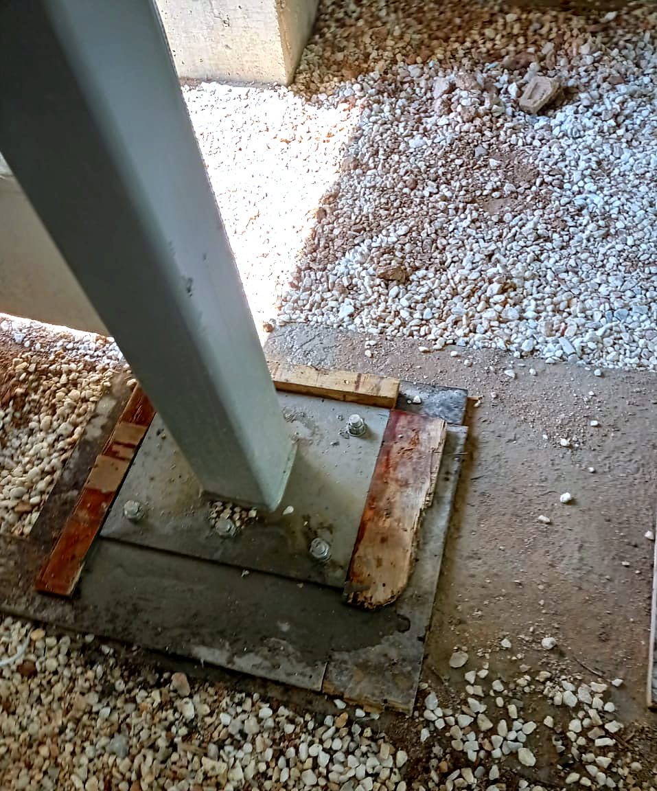 Πλάκα έδρασης κεκλιμένου χαλύβδινου υποστυλώματος με αγκύρια σε σύμμεικτο κτίριο στα Πετράλωνα
