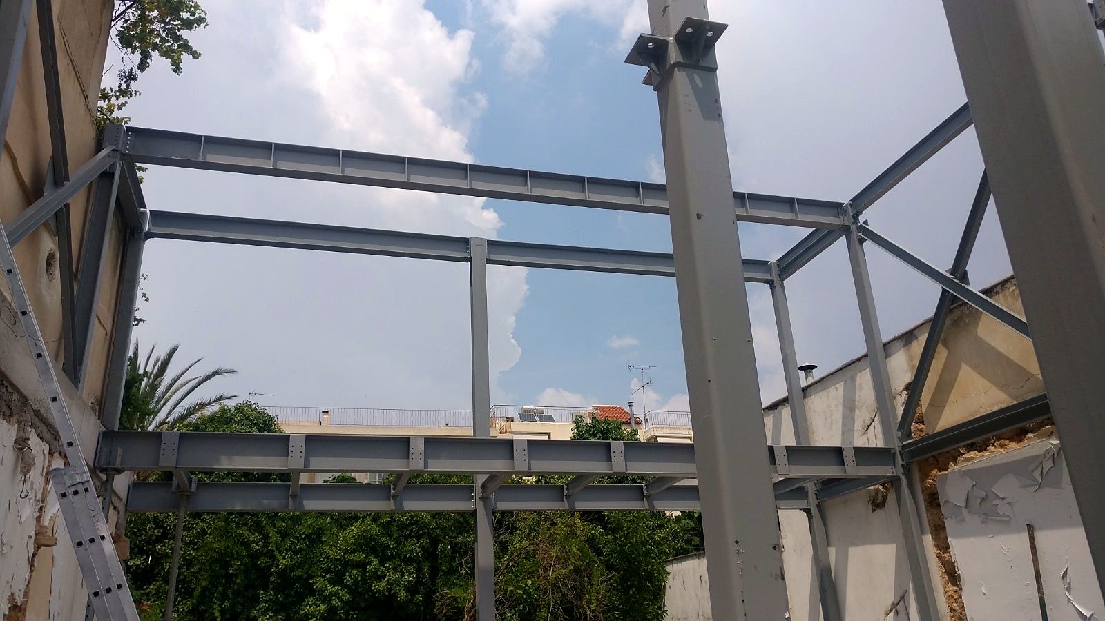 Χαλύβδινες δοκοί και υποστυλώματα σκελετού σύμμεικτου διώροφου κτιρίου στα Άνω Πετράλωνα Αθήνας
