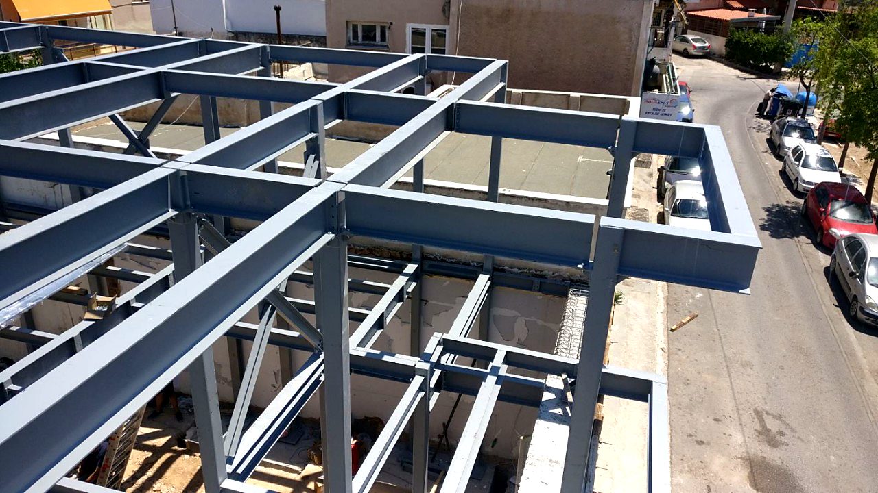 Εσχάρα χαλύβδινων δοκών ορόφου από ψηλά σε σύμμεικτο κτίριο σε πυκνοδομημένο οικόπεδο στα Πετράλωνα