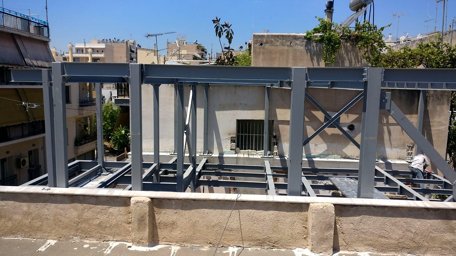 Χαλύβδινα πλαίσια με χιαστί συνδέσμους δυσκαμψίας στον όροφο σύμμεικτου κτιρίου στα Άνω Πετράλωνα
