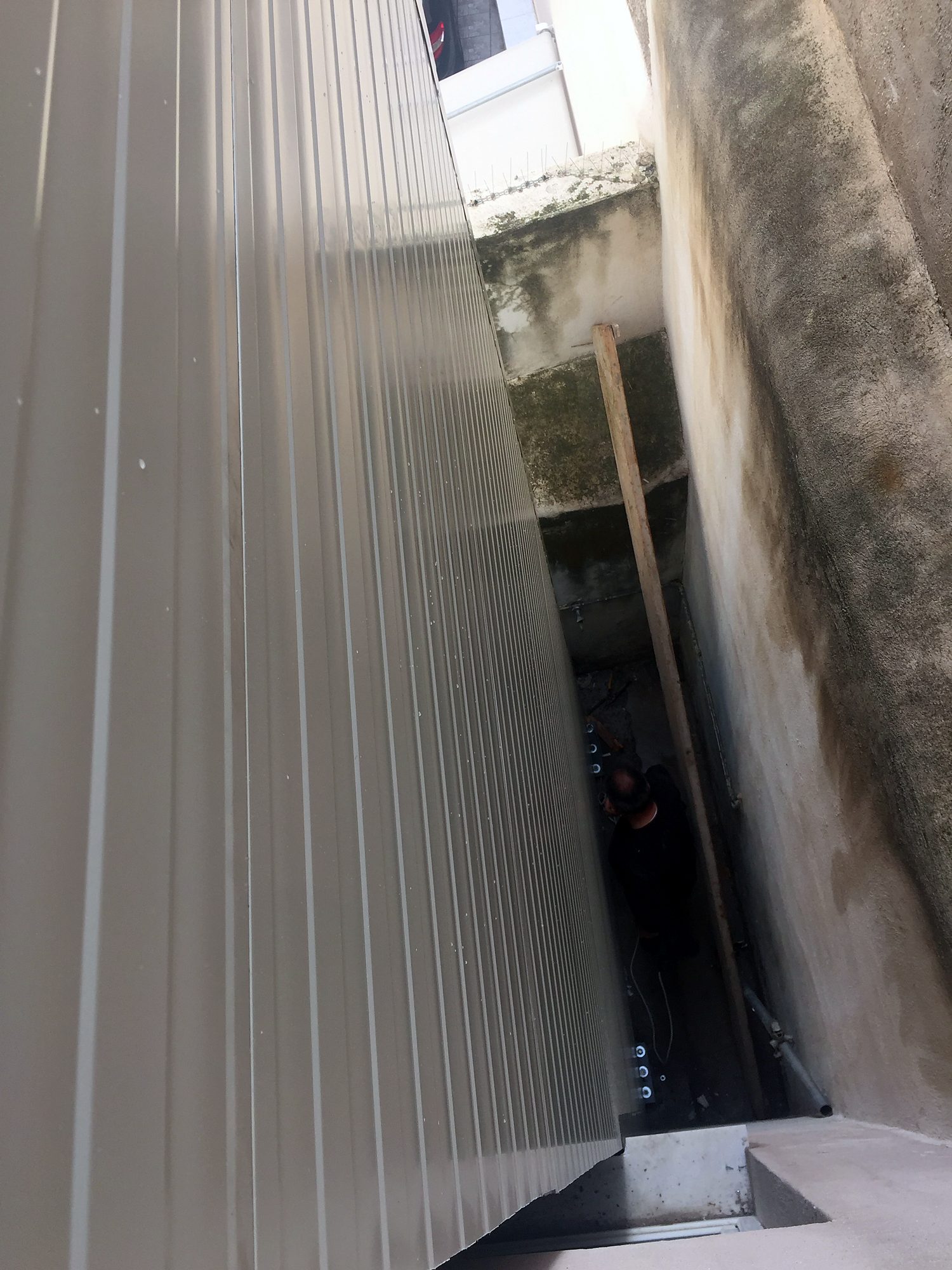 Πλαγιοκάλυψη με πάνελ χαλύβδινου φρέατος εξωτερικού ανελκυστήρα στη Δραπετσώνα Πειραιά
