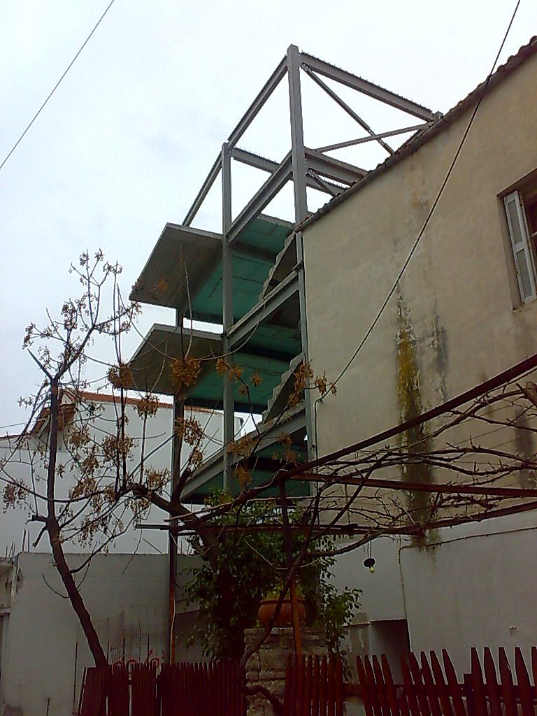 Πολυώροφος χαλύβδινος σκελετός με προβόλους εξωστών ανάμεσα σε όμορα κτίρια, Μεσολόγγι Αιτωλοακαρνανίας